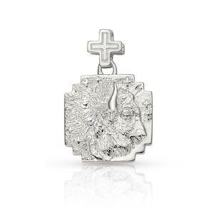 Puede incluir: Colgante plateado con un perfil detallado de un bisonte dentro de un marco cuadrado. El colgante tiene una cruz en la parte superior y probablemente está hecho de plata de ley. El pelaje y los rasgos del bisonte están intrincadamente detallados.