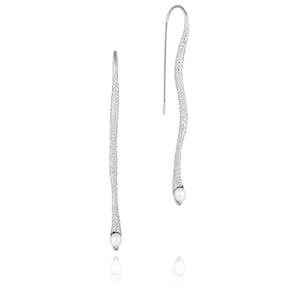 Puede incluir: Un par de pendientes de plata con una perla en el extremo de cada pendiente. Los pendientes están hechos de metal texturizado y tienen una forma curva.