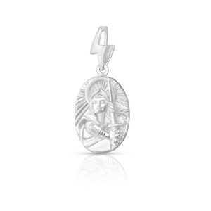 Puede incluir: Pendiente de plata con un relieve detallado de una mujer sosteniendo una espada, rodeada de un diseño de rayos de sol. El pendiente tiene forma ovalada y tiene una anilla de cierre en forma de rayo.