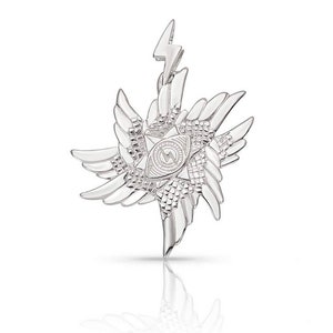 Puede incluir: Colgante plateado con un diseño central de ojo rodeado de alas estilizadas y patrones geométricos. Un rayo en la parte superior. El colgante es muy reflectante, con detalles intrincados y un acabado pulido.