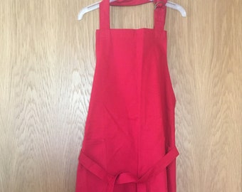 Schürze* aus rotem Baumwollköper mit 2 aufgesetzten Taschen und verstellbarem Halsband,  lange Bindebänder,  Handarbeit, UNIKAT