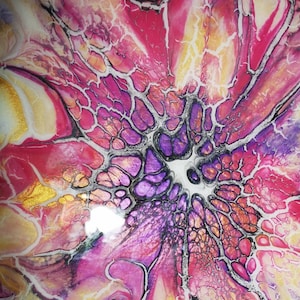 Puede incluir: Pintura abstracta con un diseño floral en espiral en tonos de rosa, morado, blanco y dorado. La pintura tiene una apariencia texturizada y agrietada, creando un efecto único y llamativo.
