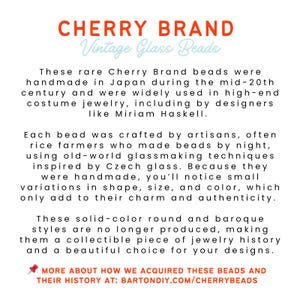 Op de afbeelding: Tekst op een witte achtergrond: "CHERRY BRAND Vintage Glass Beads." De tekst beschrijft vintage glazen kralen, handgemaakt in Japan in het midden van de 20e eeuw, gebruikt in kostuumjuwelen.