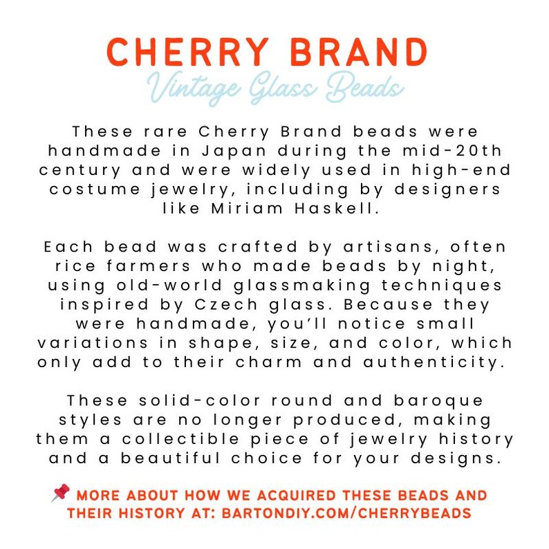 Op de afbeelding: Tekst op een witte achtergrond: "CHERRY BRAND Vintage Glass Beads." De tekst beschrijft vintage glazen kralen, handgemaakt in Japan in het midden van de 20e eeuw, gebruikt in kostuumjuwelen.