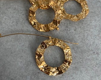 Circular Window vintage 27mm textured gold tone brass pendant's, 2 pieces  BV-1963
