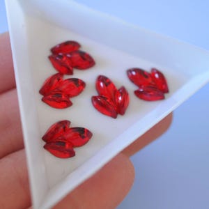 Cabochons en verre à dos plat Siam Ruby, 14 x 11 mm, fleurs, fleurs rouges, cabochons en verre ouest-allemands, verre unique (FB136) - 4 pièces