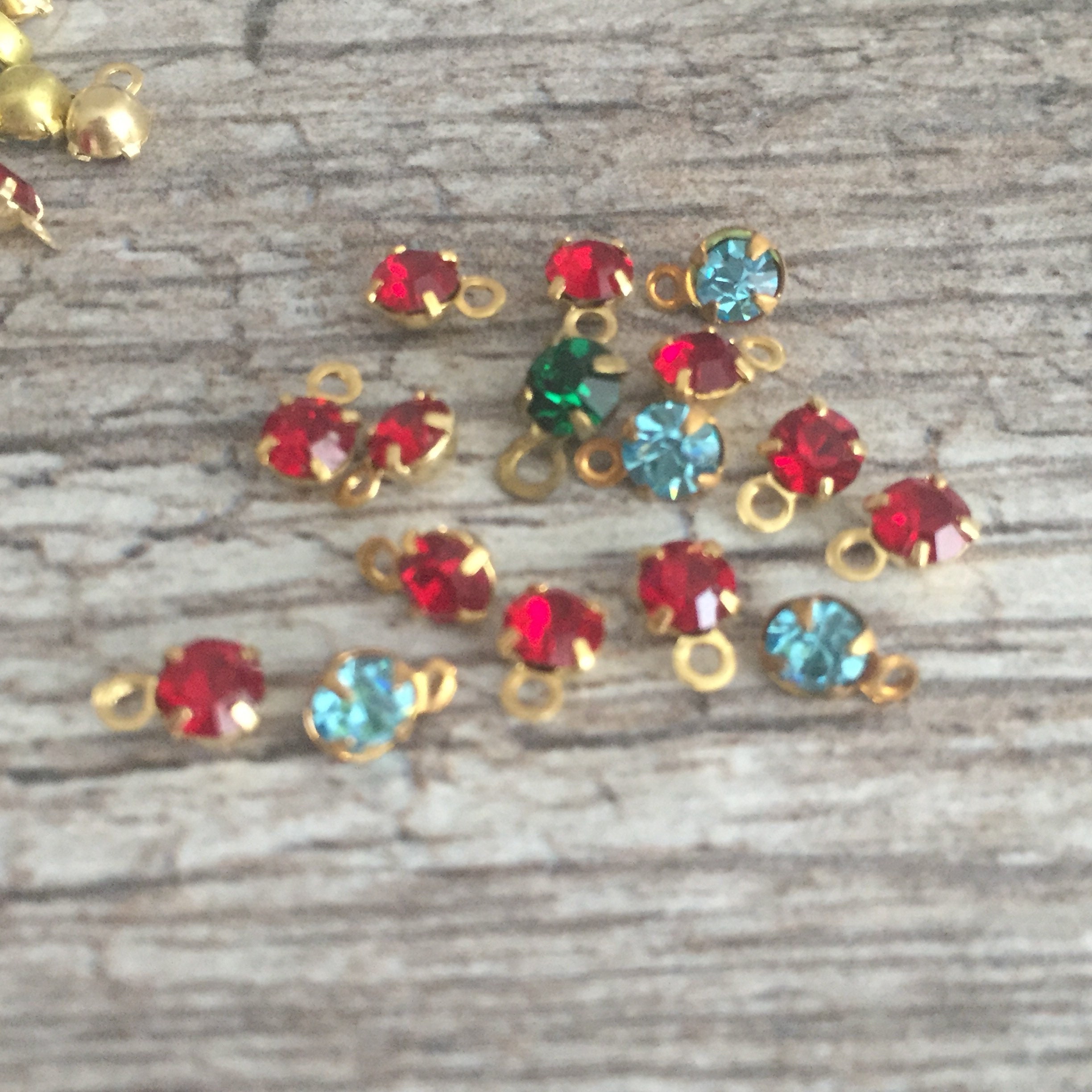 Assorted Colors Vintage Rhinestone Round Bezels With 1 Loop, 4mm