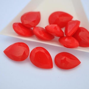 Magnifiques strass vintage en verre à facettes découpés à la machine en forme de poire, rouge cerise, 18 x 13 mm, fabriqués en Allemagne de l'ouest (PB124) - 1 pièce
