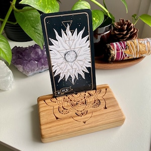 Porte carte oracle en bois avec gravure motif mandala, support carte tarot en chêne massif