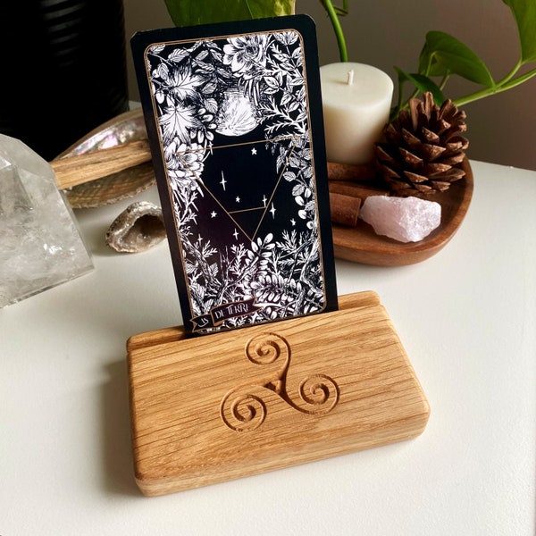 Porte carte oracle en bois avec gravure motif triskel, support carte tarot en chêne massif