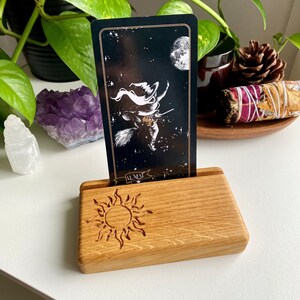 Porta cartas de oráculo de madera con grabado de motivo solar, porta cartas de tarot, ilustración, portafotos de roble macizo