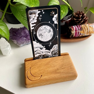 Porte carte oracle en bois avec gravure motif croissant de lune, support carte tarot en chêne massif