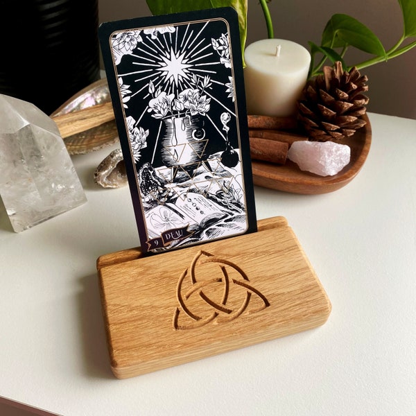 Porte carte oracle en bois avec gravure motif triquetra, support carte tarot en chêne massif