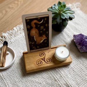 Houten kaart- en theelichthouder met triskelmotief, orakelkaart, tarotkaart, illustratie of fotohouder in massief eikenhout