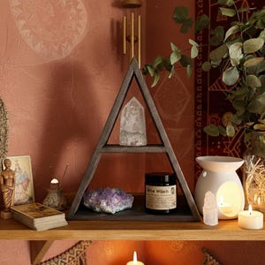 Peut inclure: Ensemble de trois vases en céramique de hauteurs différentes. Les vases ont une finition mate dans les tons crème, beige et marron. Le vase le plus haut mesure environ 25 cm de haut.