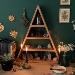Estante triangular de 4 niveles - Vitrina de madera, almacenamiento de cristales. Decoración de altar de brujas, espiritualidad bohemia y caprichosa.