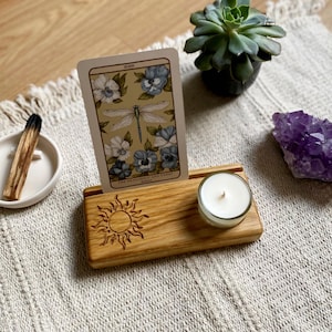 Porte carte et bougie chauffe-plat en bois motif soleil, support carte oracle, tarot, illustration ou photo en chêne massif
