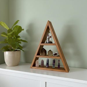 Étagère triangle en bois Taille M à 3 niveaux - Rangement pour cristaux, objets de collection, déco bohème autel sacré