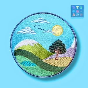 Könnte beinhalten: Gestickter Aufnäher mit einer Landschaftsszene mit blauem Himmel, Wolken und einer gelben Sonne. Das Design umfasst grüne Hügel, einen Baum und einen kleinen See. Der Aufnäher ist rund mit einem blauen Rand und dem Text "STICK APP".