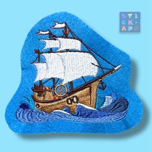 Segelschiff, Piratenschiff– maritimer Aufnäher in 3 Größen – Stickbild in Wunschfarben – zum Aufbügeln oder Annähen – DIY Applikation