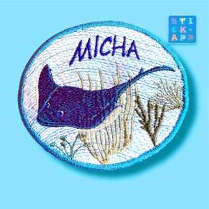 Könnte beinhalten: Ein Set aus drei Keramikbechern mit gesprenkelter, matter Oberfläche. Die Becher sind in Creme-, Hellgrau- und Dunkelgrautönen gehalten. Jeder Becher hat ein schlichtes, minimalistisches Design und einen abgerundeten Griff.