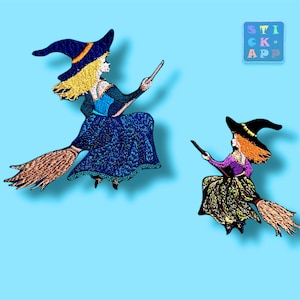Könnte beinhalten: Zwei gestickte Aufnäher von Hexen, die auf Besen fliegen. Eine Hexe trägt ein blaues Kleid und einen Hut mit goldenem Haar. Die andere Hexe trägt ein lila Oberteil, einen schwarzen Rock und einen schwarzen Hut mit orangefarbenem Haar. Der Hintergrund ist hellblau.