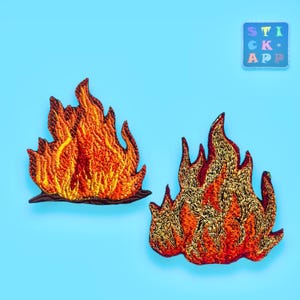 Könnte beinhalten: Zwei gestickte Bügelbilder mit Flammen in Orange und Gelb. Die Flammen befinden sich auf einem hellblauen Hintergrund.