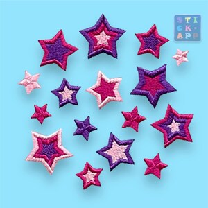 Könnte beinhalten: Eine Sammlung von 16 pinkfarbenen und violetten, sternförmigen Bügelbildern. Die Sterne sind in einem Kreis auf einem hellblauen Hintergrund angeordnet.