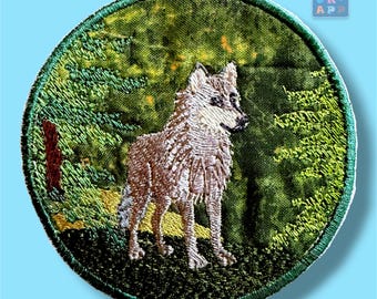 Wolf in the Forest – round patch in various sizes – optionally as a Velcro patch – animal motif embroidered appliqué in your choice of colors