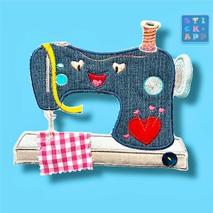 Könnte beinhalten: Ein Aufnäher mit einer Nähmaschine in Jeansoptik mit einem lächelnden Gesicht, einem Herz und einer Garnrolle. Der Aufnäher hat ein gelbes Maßband, einen rosa-weiß karierten Stoff und den Text "STICK APP".