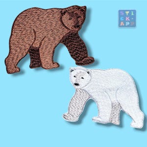 Könnte beinhalten: Gestickte Aufnäher mit einem braunen Bären und einem Eisbären, beide im Gehen dargestellt. Der braune Bär ist in Brauntönen gehalten, der Eisbär ist weiß. Die Aufnäher befinden sich auf hellblauem Hintergrund.
