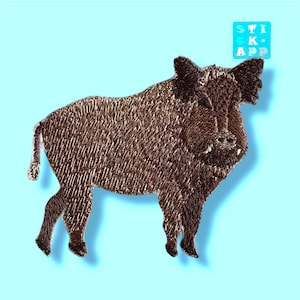 Könnte beinhalten: Ein brauner, gestickter Aufnäher eines Warzenschweins mit detaillierter Fellstruktur und Stoßzähnen. Der Aufnäher befindet sich vor einem hellblauen Hintergrund, mit dem Text "STICK APP" in einem Quadrat oben rechts.
