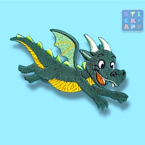 Könnte beinhalten: Gestickter Aufnäher eines freundlichen grünen Drachen mit gelben Akzenten, weißen Hörnern und einem lächelnden orangefarbenen Mund. Der Drache ist im Flug mit ausgebreiteten Flügeln.