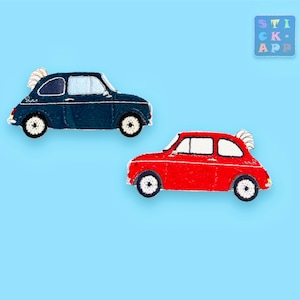 Könnte beinhalten: Zwei gestickte Bügelbilder von klassischen italienischen Autos. Eines ist ein dunkelblaues Auto mit einer weißen Feder oben drauf. Das andere ist ein rotes Auto mit einer weißen Feder oben drauf.