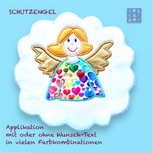 Könnte beinhalten: Ein weißer, wolkenförmiger Stoffaufnäher mit einem gestickten Schutzengel, goldenen Flügeln, gelben Haaren und einem Kleid mit bunten Herzen. Der Text SCHUTZENGEL, STICK-APP und Applikation mit oder ohne Wunsch-Text in vielen Farbkombinationen ist zu sehen.