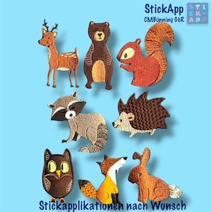 Könnte beinhalten: Ein Set aus acht bestickten Stoffaufnähern mit Waldtieren, darunter ein Reh, ein Bär, ein Eichhörnchen, ein Waschbär, ein Igel, eine Eule, ein Fuchs und ein Hase. Der Text StickApp CMBünning GbR und Stickapplikationen nach Wunsch ist zu sehen.
