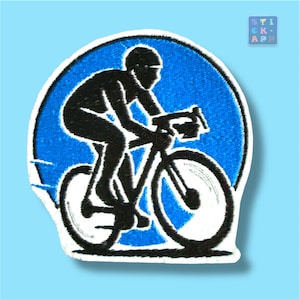 Könnte beinhalten: Ein schwarz-weißer Aufnäher mit einem Radfahrer auf einem Fahrrad, vor blauem Hintergrund. Der Radfahrer befindet sich in Rennposition, wobei die Räder und der Rahmen des Fahrrads deutlich sichtbar sind. Der Aufnäher hat einen weißen Rand und den Text "STICK APP".