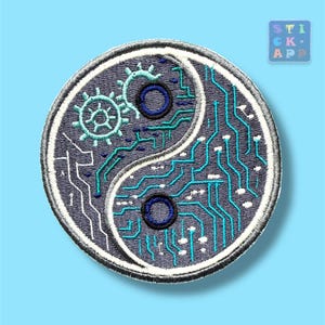 Könnte beinhalten: Gestickter Aufnäher mit einem Yin-Yang-Design, aufgeteilt in Zahnräder und Leiterplattenmuster. Der Aufnäher ist hauptsächlich grau mit türkisfarbenen und blauen Akzenten und einem weißen Rand. Der Text "STICK APP" befindet sich oben rechts.