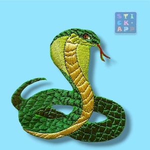 Könnte beinhalten: Ein gestickter Aufnäher mit einer zusammengerollten Kobra mit grünen Schuppen, einem goldgelben Bauch und einer roten gespaltenen Zunge. Das Design enthält ein kleines quadratisches Logo in der oberen rechten Ecke mit dem Text STICK APP.