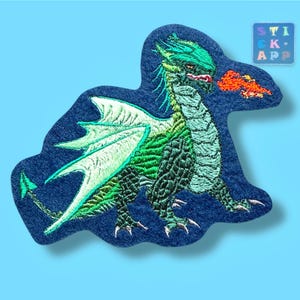 Feuerspeiender Drache – große Stickapplikation 13×10 cm – Wunschfarben – ideal für Schultüte, Hoodie, Kinderzimmer