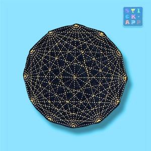 Könnte beinhalten: Ein schwarzer Untersetzer mit geometrischem Muster und goldfarbenen Nähten. Der Untersetzer hat eine vielseitige Form und befindet sich auf einem hellblauen Hintergrund. Die Nähte erzeugen ein detailliertes, symmetrisches Design.