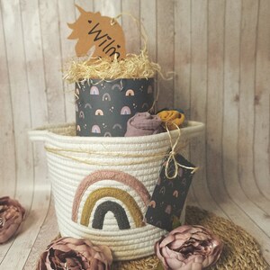 Neutrale Windeltorte im Korb in schönen Pastelltönen mit dem Thema Einhorn und Regenbogen Geburtsgeschenk Neugeborenen Boho