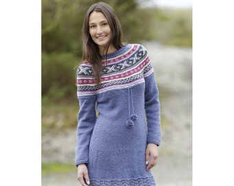 Handgebreide wollen jurk: Scandinavisch denimblauw gebreid met pompons