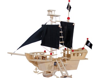 Bateau pirate en bois avec beaucoup d'accessoires et voiles noires