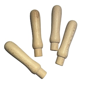 Può includere: Quattro bastoncini di legno con estremità arrotondate. I bastoncini sono di colore marrone chiaro e sono disposti in modo sparso su uno sfondo bianco.