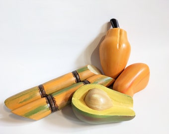 ensemble de fruits tropicaux composé de 1x papaye, 2x canne à sucre, 1x mangue et 1x avocat, accessoires de magasin en bois