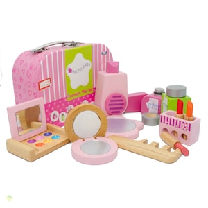 Cosmetic set made of wood in a practical case