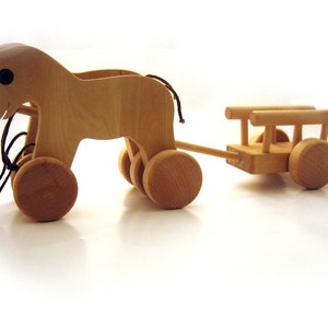 Pull-along horse with a wagon made of wood