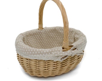 Shopping basket lined with fabric