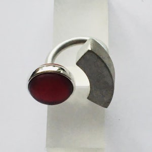 Schwebender Ring mit Halbmond